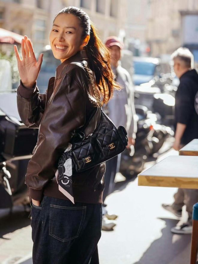 天顺娱乐官方：51岁周迅又穿成人间香奈儿，这个搭配思路确实好用